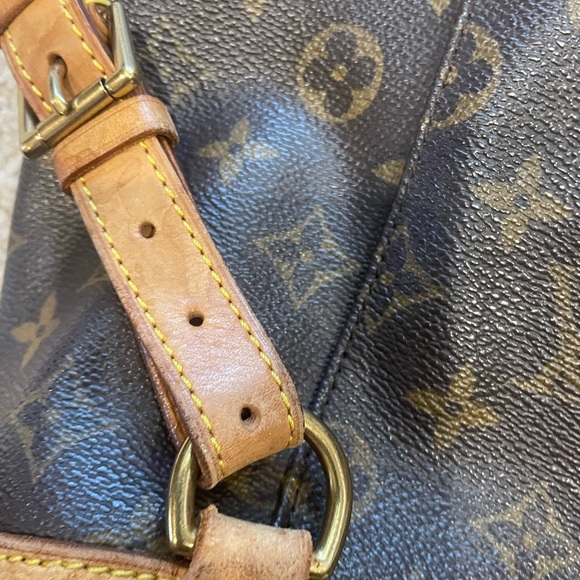 LOUIS VUITTON Montsouris Backpack - Picture 8 of 16